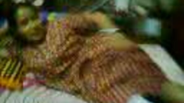 ముదురు బొచ్చు గల పసిపాప సహజమైన టిట్స్‌తో ఆరుబయట అంగం చేస్తుంది