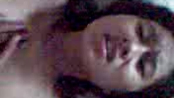బెయిలీ బేస్ ఆమె ఉత్సాహభరితమైన కంట్‌ని నలిపివేసింది మరియు లోతుగా ఫక్ చేసింది