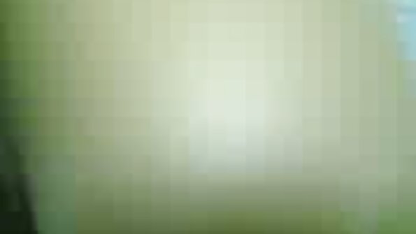 స్లిమ్ హాటీస్ ఎమ్మా హిక్స్ మరియు హాలీ రీడ్ మంచం మీద ఉద్రేకంతో నవ్వుతున్నారు